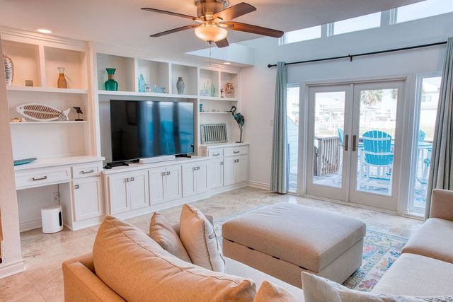 303 Nassau Dr, Rockport, TX 78382