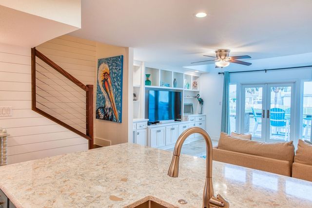 303 Nassau Dr, Rockport, TX 78382