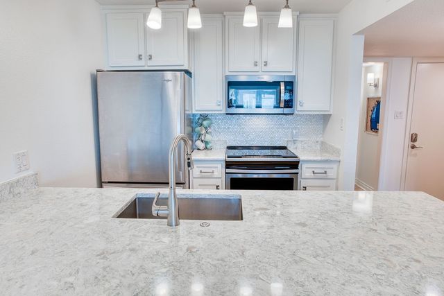 303 Nassau Dr, Rockport, TX 78382