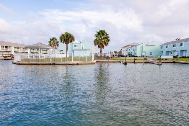 303 Nassau Dr, Rockport, TX 78382