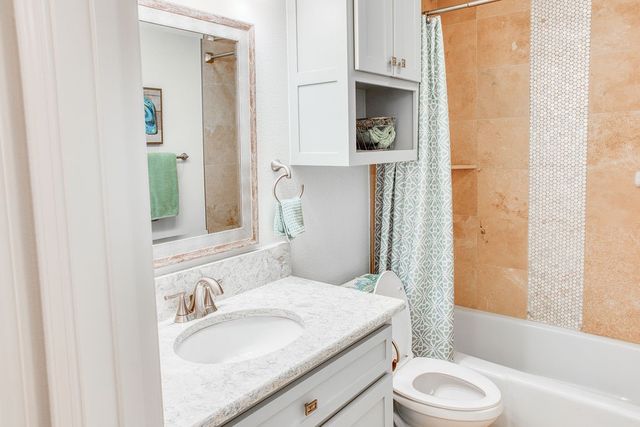 303 Nassau Dr, Rockport, TX 78382