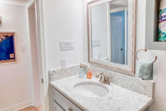 303 Nassau Dr, Rockport, TX 78382