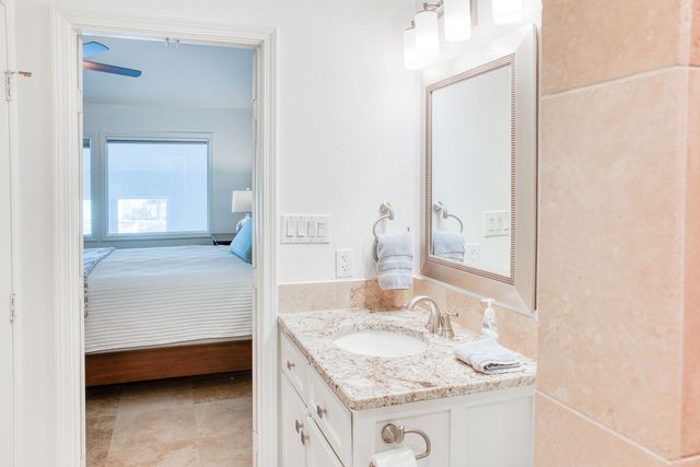 303 Nassau Dr, Rockport, TX 78382