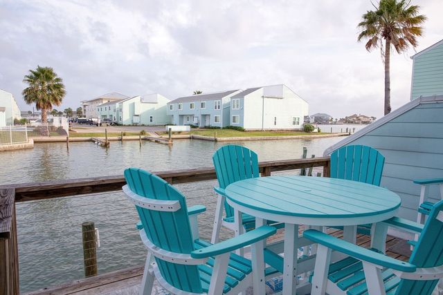303 Nassau Dr, Rockport, TX 78382