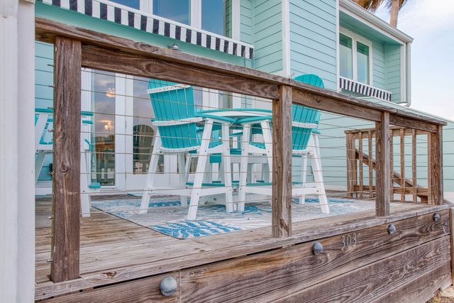 303 Nassau Dr, Rockport, TX 78382