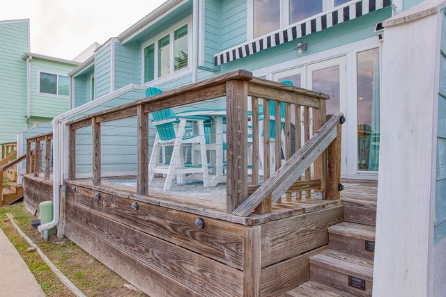 303 Nassau Dr, Rockport, TX 78382