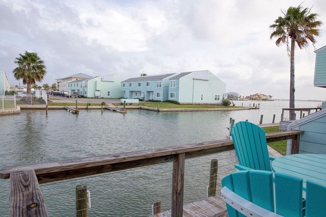 303 Nassau Dr, Rockport, TX 78382