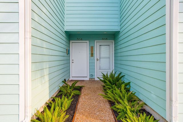 303 Nassau Dr, Rockport, TX 78382