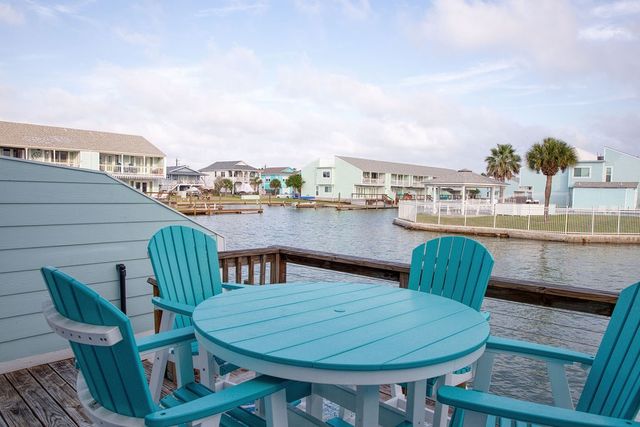 303 Nassau Dr, Rockport, TX 78382