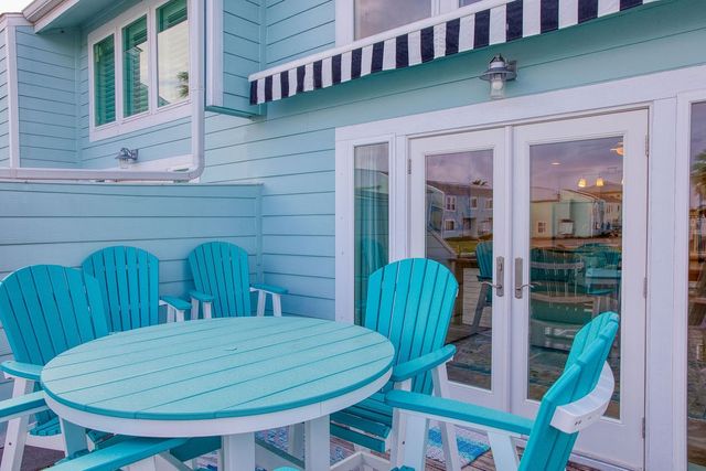 303 Nassau Dr, Rockport, TX 78382