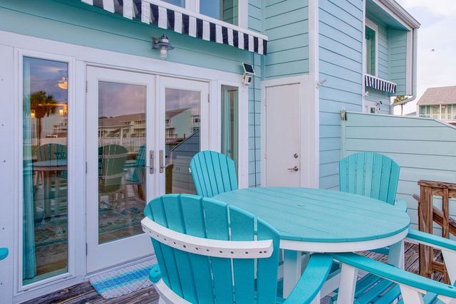 303 Nassau Dr, Rockport, TX 78382