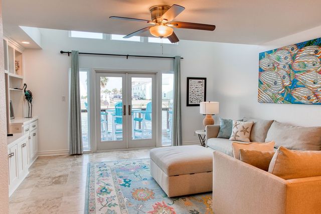 303 Nassau Dr, Rockport, TX 78382