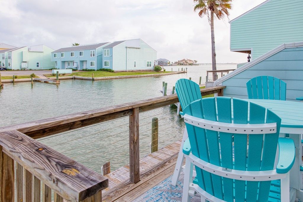 303 Nassau Dr, Rockport, TX 78382