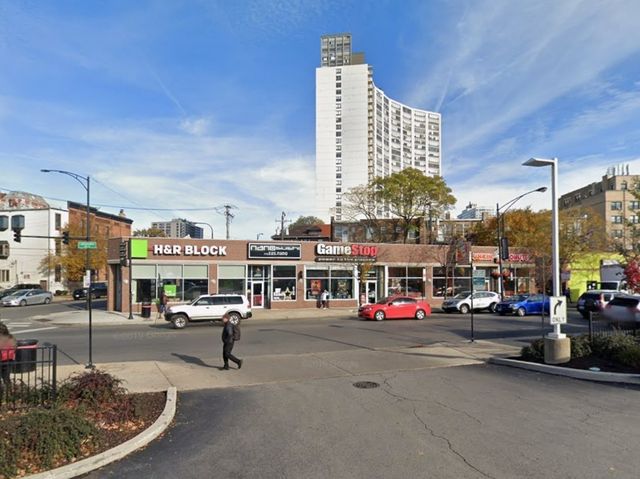 3951 N Broadway, Chicago, IL 60613