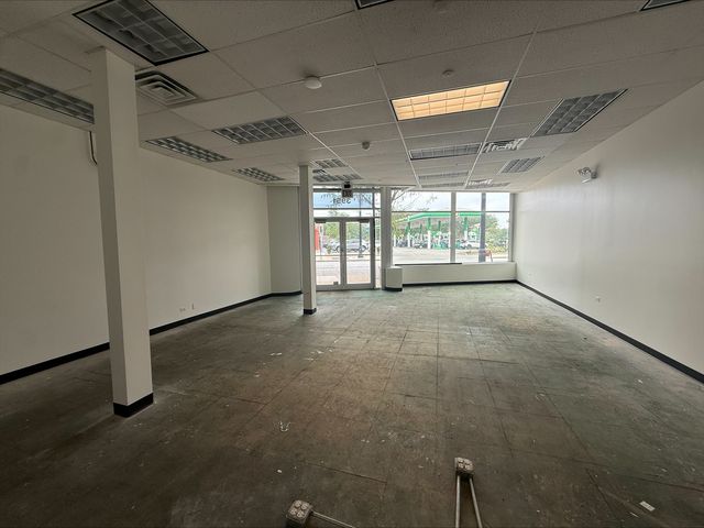 3951 N Broadway, Chicago, IL 60613