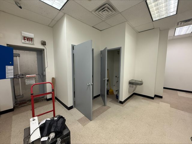 3951 N Broadway, Chicago, IL 60613
