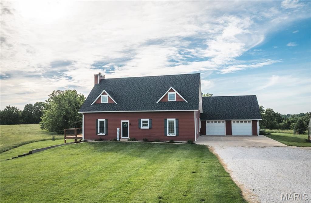 Image 1 of property listing at 90 Jug Hollow Road, Hardin, IL 62047
