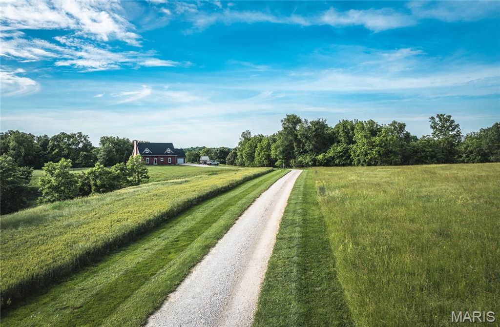 Image 11 of property listing at 90 Jug Hollow Road, Hardin, IL 62047