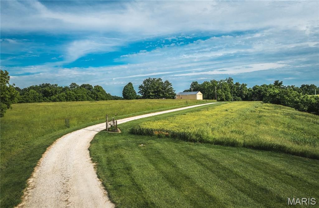 Image 12 of property listing at 90 Jug Hollow Road, Hardin, IL 62047