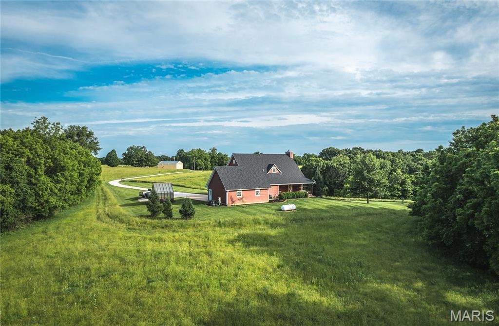 Image 13 of property listing at 90 Jug Hollow Road, Hardin, IL 62047
