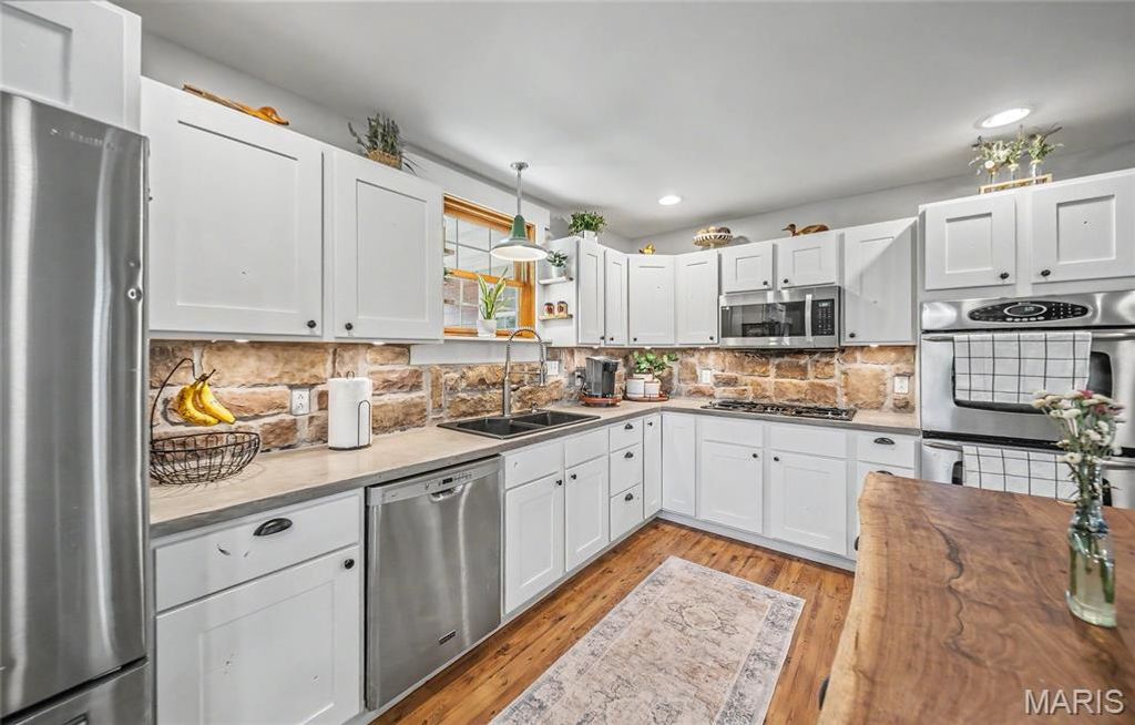 Image 18 of property listing at 90 Jug Hollow Road, Hardin, IL 62047