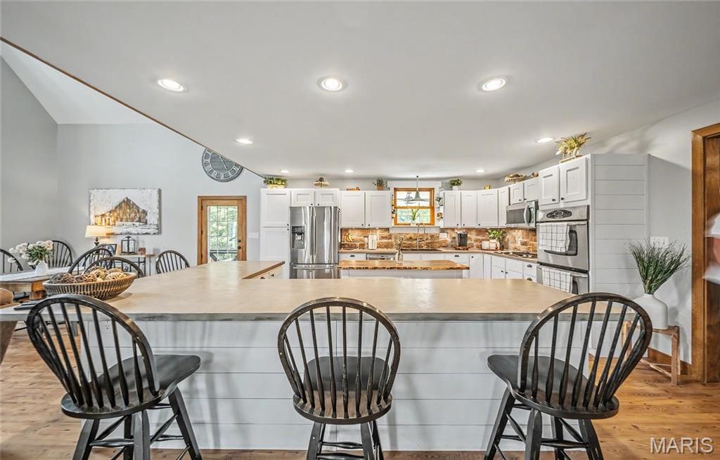Image 19 of property listing at 90 Jug Hollow Road, Hardin, IL 62047