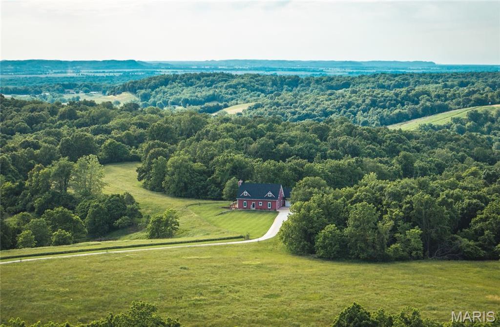 Image 3 of property listing at 90 Jug Hollow Road, Hardin, IL 62047