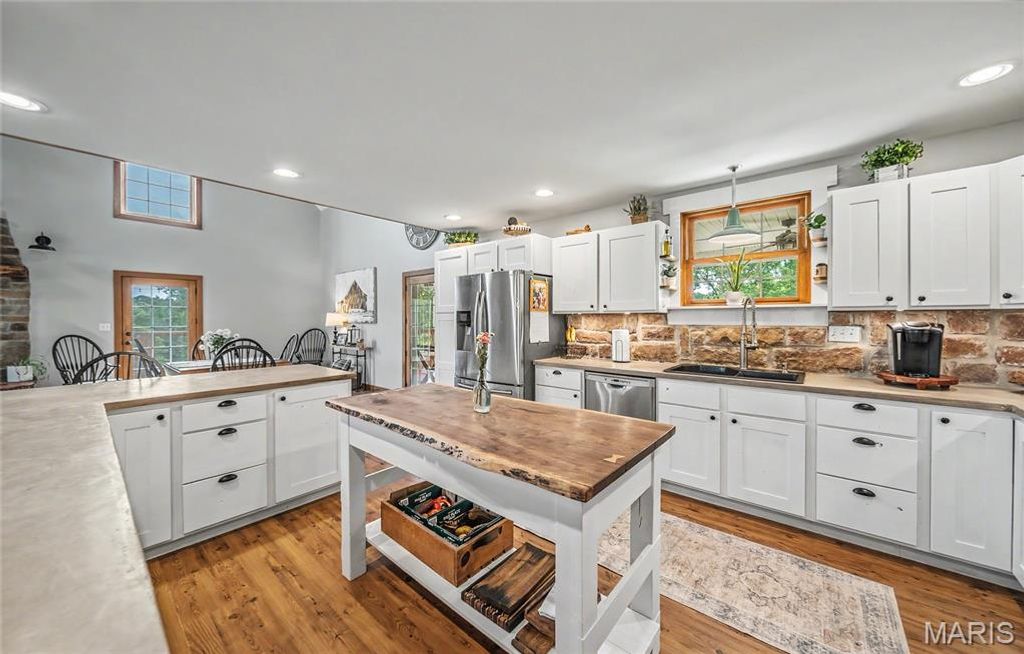 Image 21 of property listing at 90 Jug Hollow Road, Hardin, IL 62047