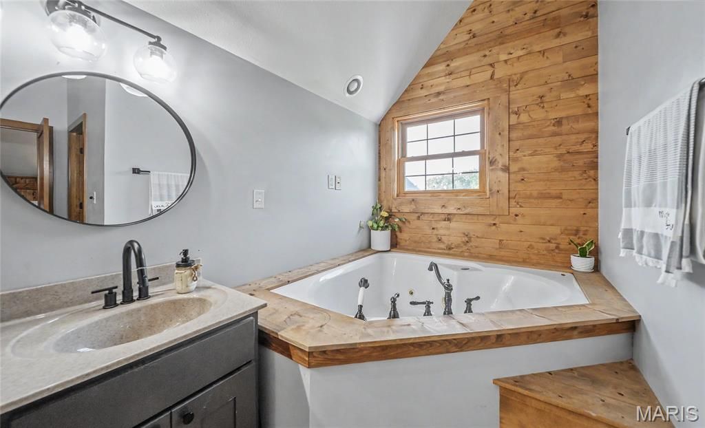 Image 27 of property listing at 90 Jug Hollow Road, Hardin, IL 62047