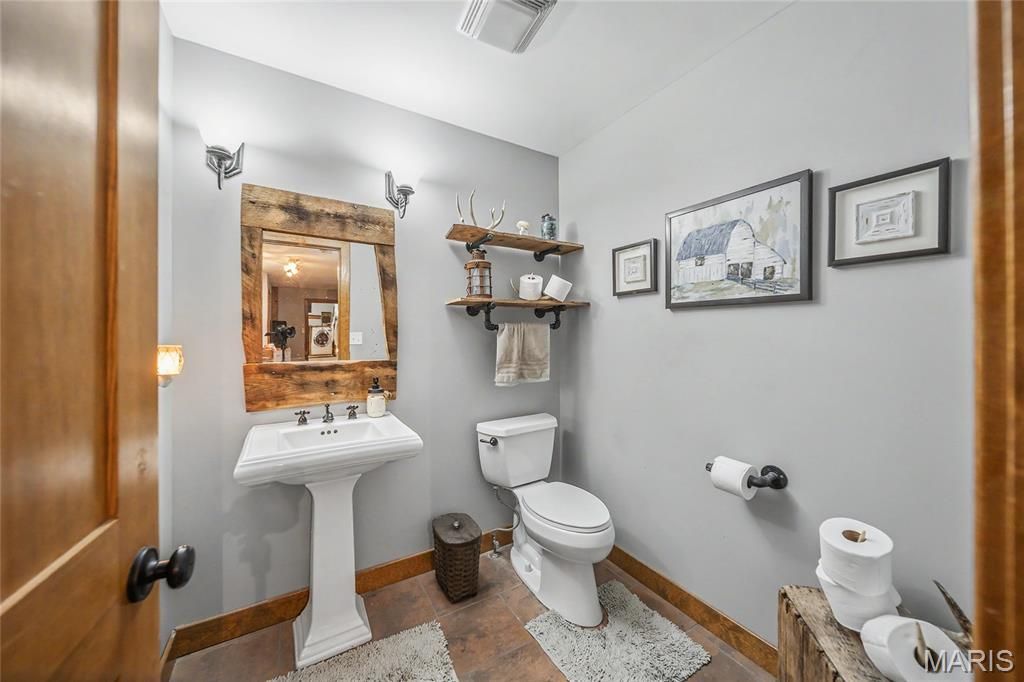 Image 37 of property listing at 90 Jug Hollow Road, Hardin, IL 62047