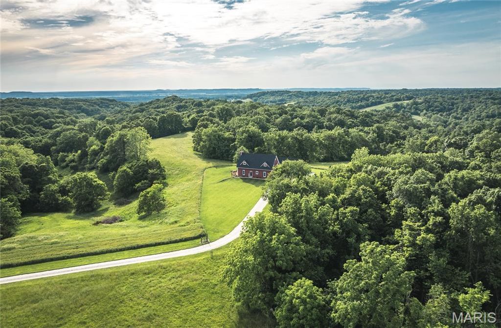 Image 5 of property listing at 90 Jug Hollow Road, Hardin, IL 62047