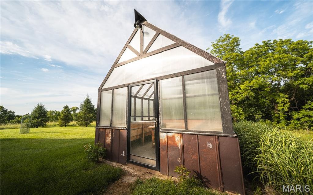 Image 49 of property listing at 90 Jug Hollow Road, Hardin, IL 62047