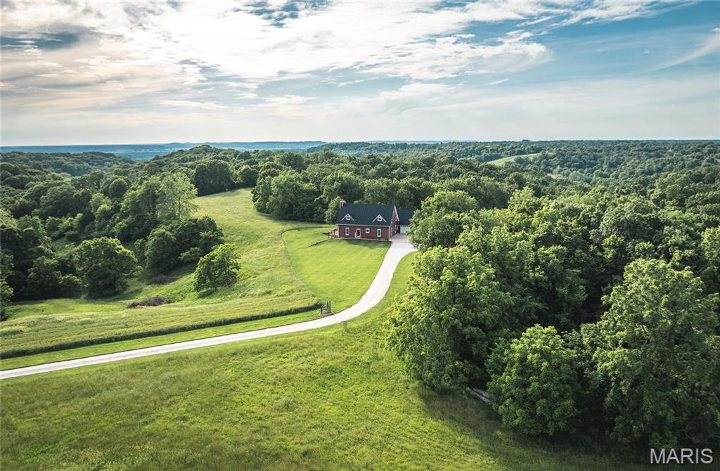 Image 6 of property listing at 90 Jug Hollow Road, Hardin, IL 62047