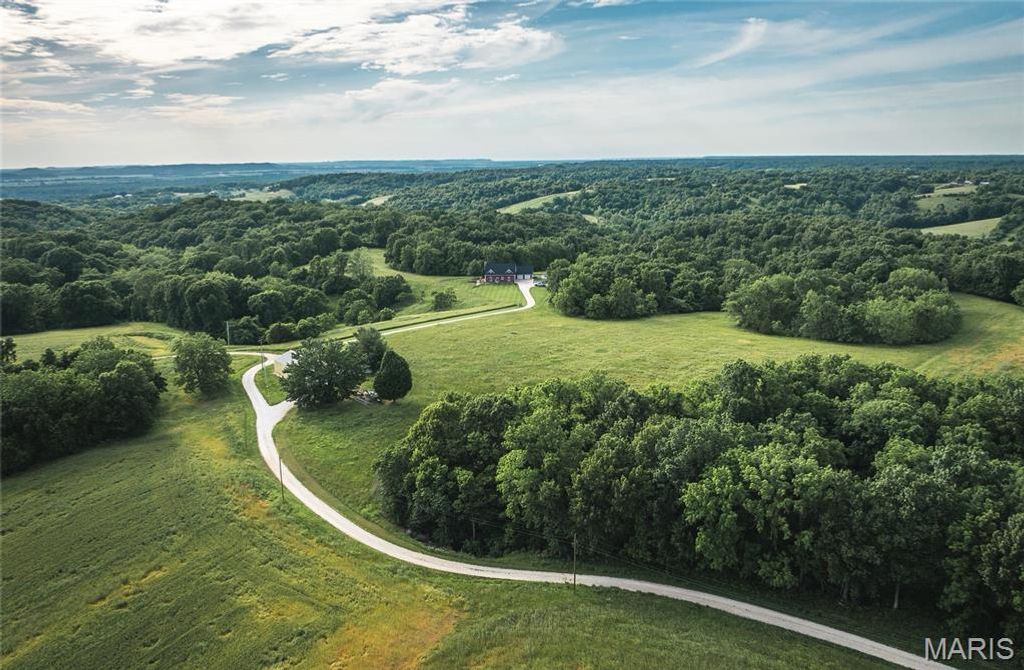 Image 57 of property listing at 90 Jug Hollow Road, Hardin, IL 62047