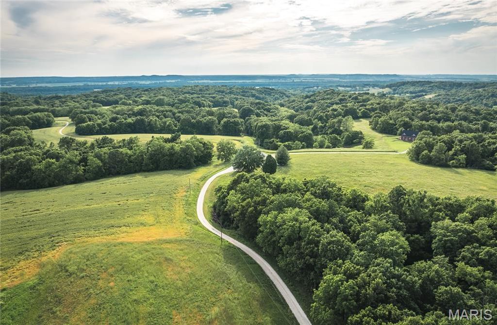 Image 58 of property listing at 90 Jug Hollow Road, Hardin, IL 62047