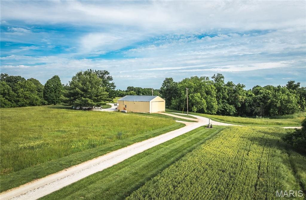 Image 9 of property listing at 90 Jug Hollow Road, Hardin, IL 62047