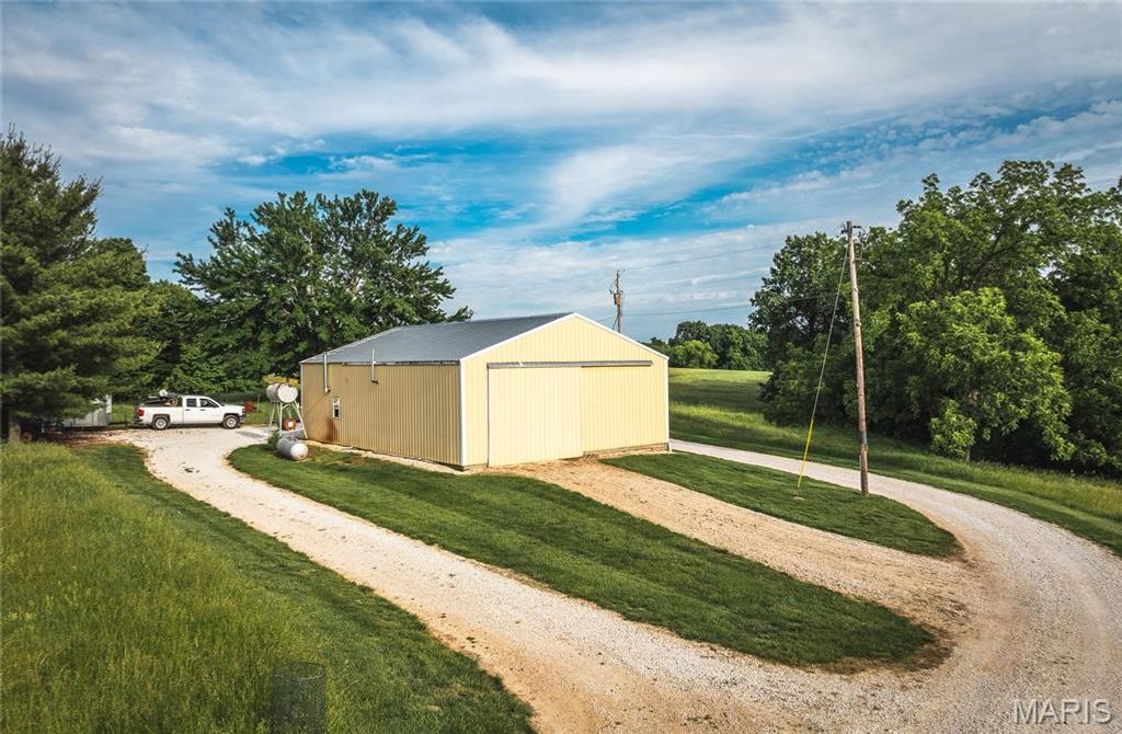 Image 10 of property listing at 90 Jug Hollow Road, Hardin, IL 62047