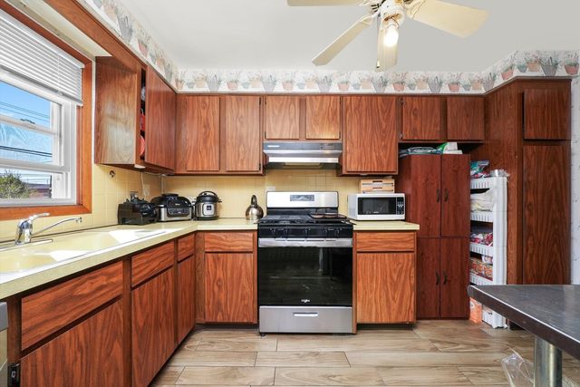6568 W Roscoe Street 2N, Chicago, IL 60634