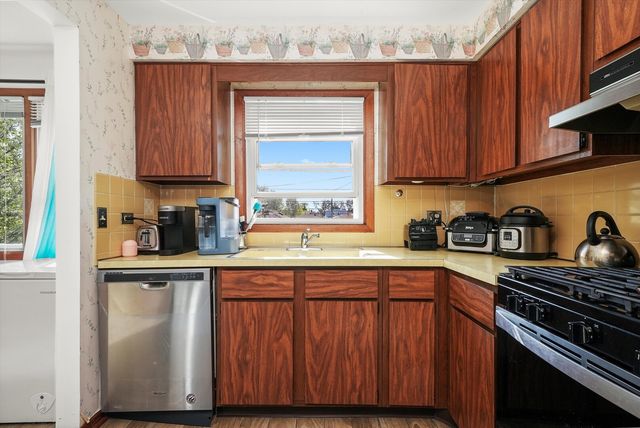 6568 W Roscoe Street 2N, Chicago, IL 60634