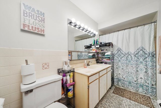 6568 W Roscoe Street 2N, Chicago, IL 60634
