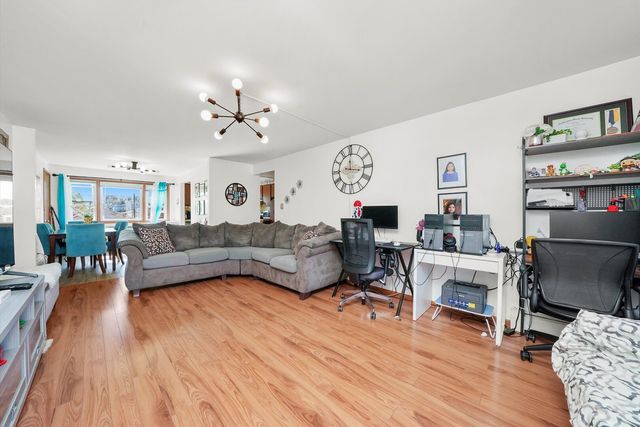 6568 W Roscoe Street 2N, Chicago, IL 60634