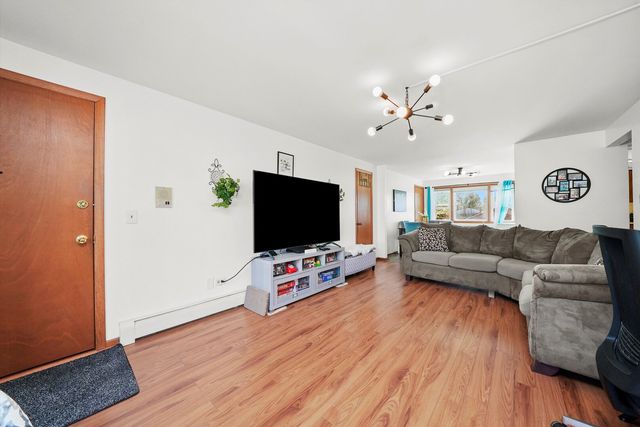 6568 W Roscoe Street 2N, Chicago, IL 60634