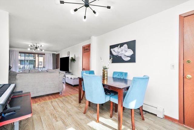 6568 W Roscoe Street 2N, Chicago, IL 60634