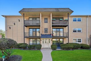6568 W Roscoe Street 2N, Chicago, IL 60634