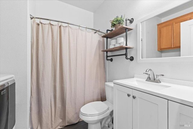 2348 Arista Ln, Santa Rosa, CA 95403