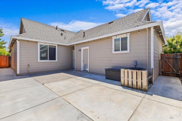 2348 Arista Ln, Santa Rosa, CA 95403
