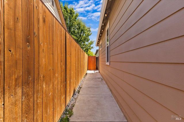 2348 Arista Ln, Santa Rosa, CA 95403