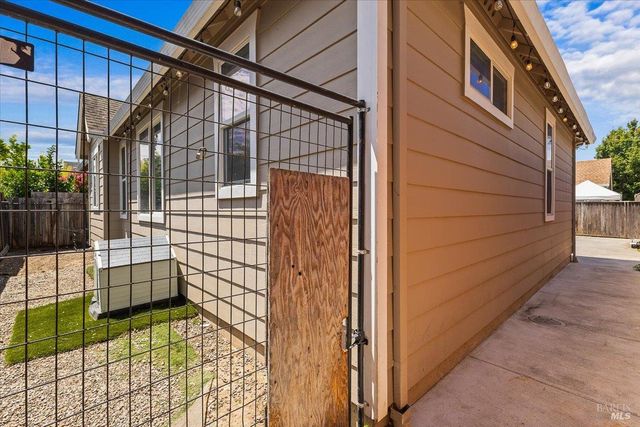 2348 Arista Ln, Santa Rosa, CA 95403