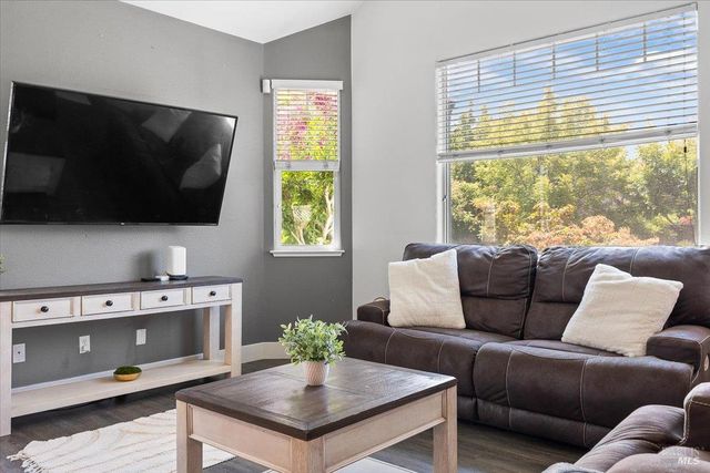 2348 Arista Ln, Santa Rosa, CA 95403