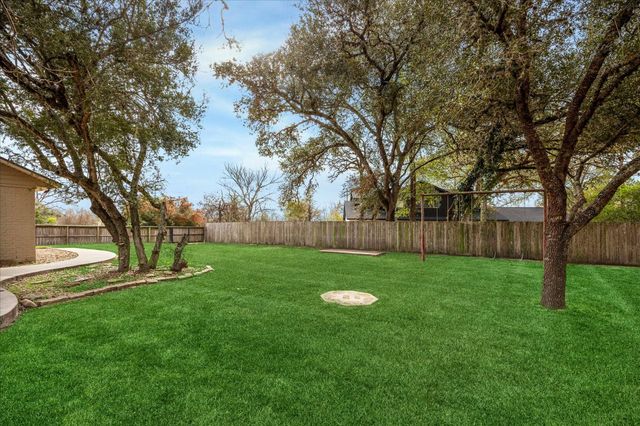 209 E Hacienda, Bellville, TX 77418